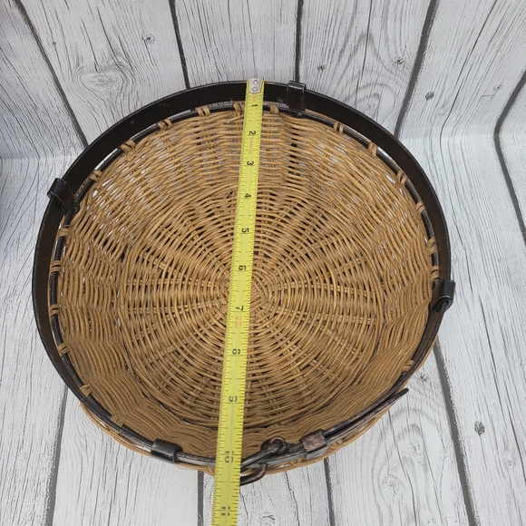 Vintage Round Wicker Basket With Bronze Metal Belt Buckle And Metal Base Trim - Picture 9 of 10